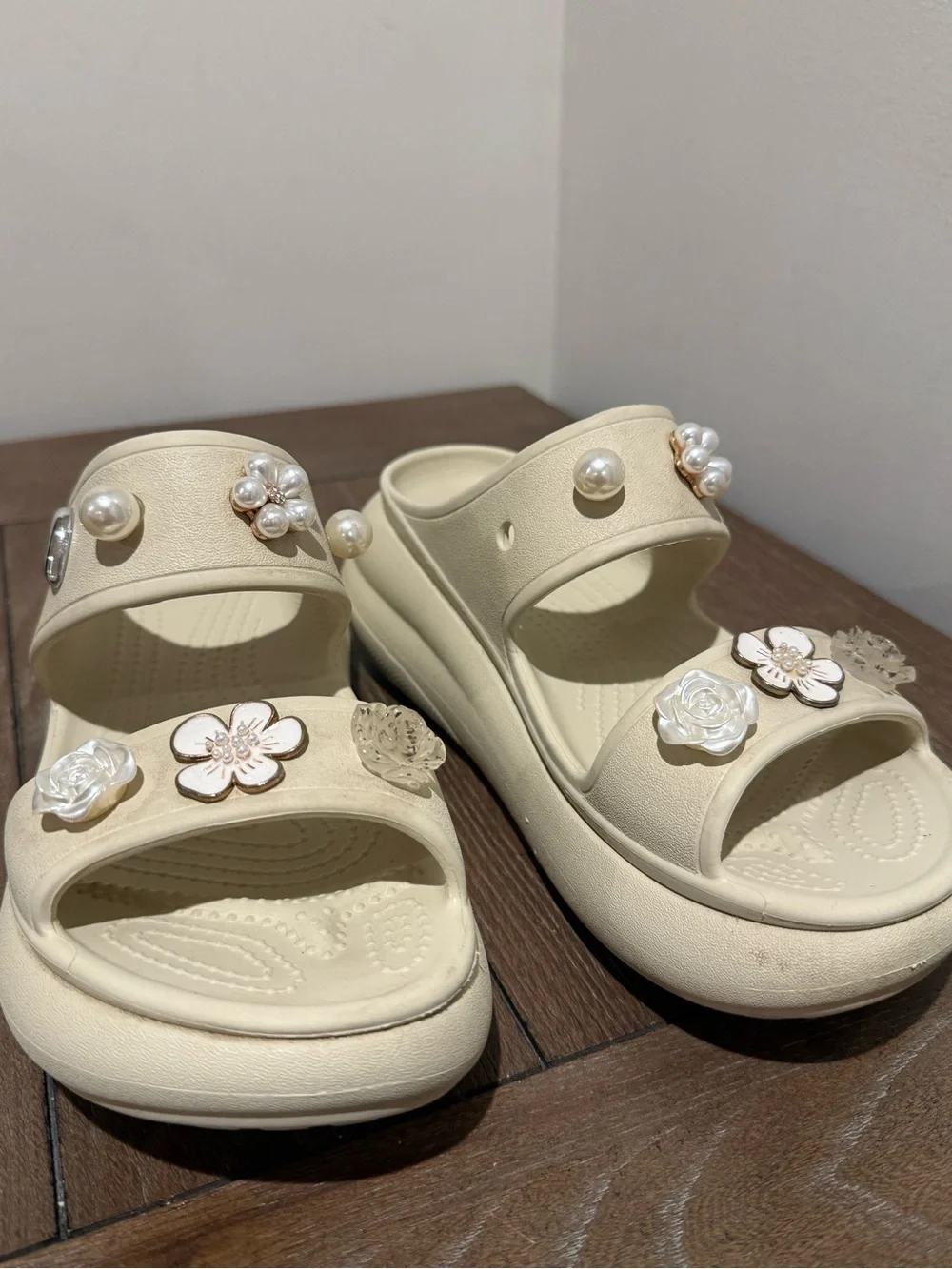 Crocs Mega Crush Platform Sandal Cream Women's Sz 8 flower pearls Jibbits bridal
